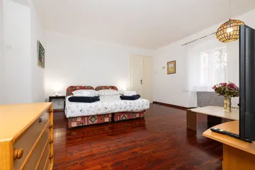 Veli Lošinj Guest House with 3 Bedrooms for 8