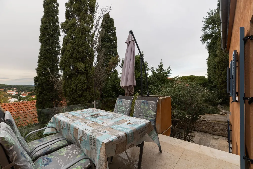 2-Bedroom Apartment in Veli Lošinj for 4 Guests
