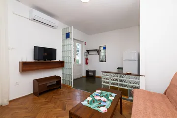 2-Bedroom Apartment in Veli Lošinj for 5 Guests