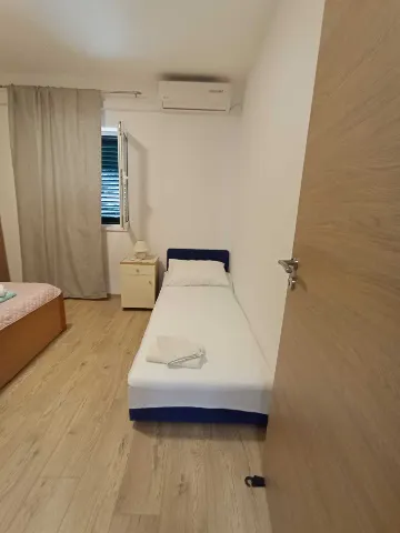 Apartment in Makarska with Sea-View Balcony