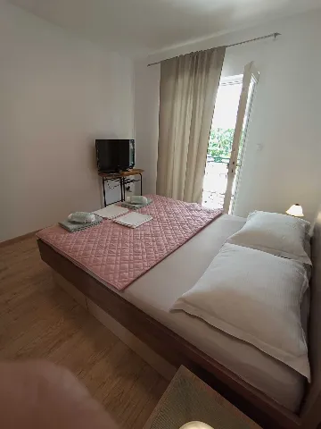 Apartment in Makarska with Sea-View Balcony