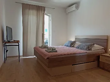 Apartment in Makarska with Sea-View Balcony