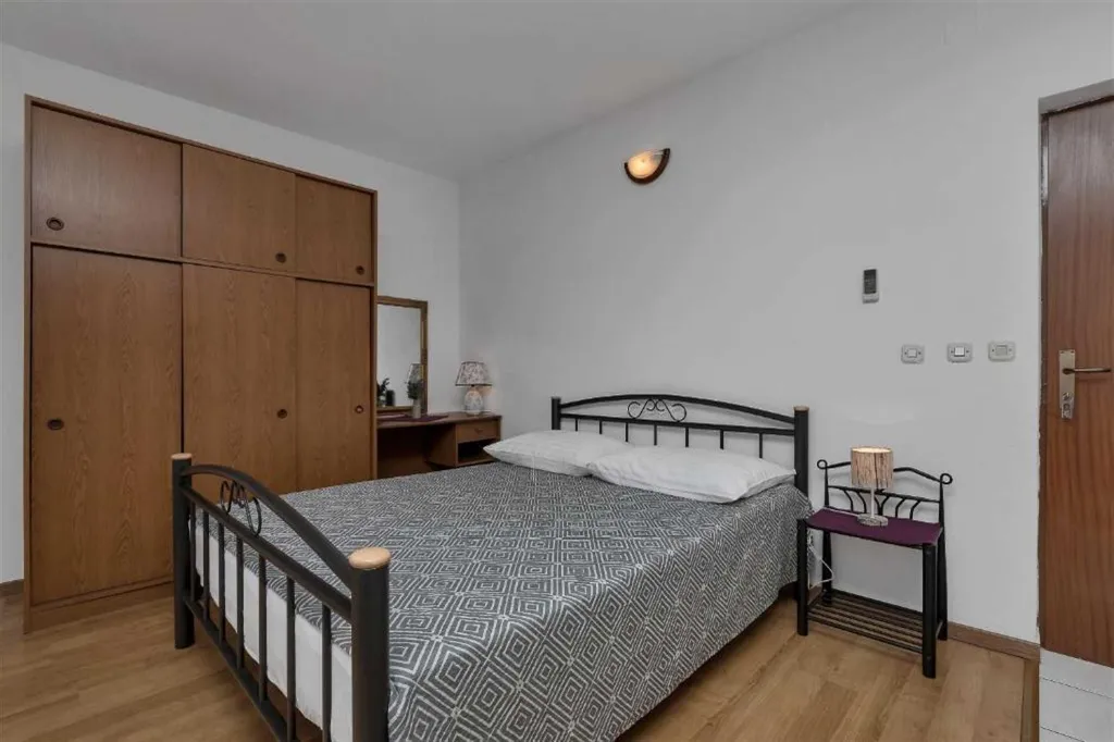 Sea-View Studio Apartment in Makarska for 4