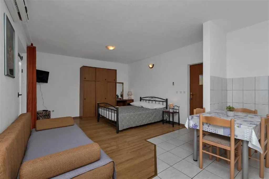 Sea-View Studio Apartment in Makarska for 4