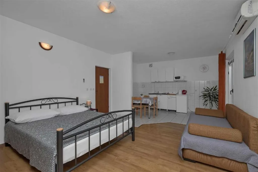 Sea-View Studio Apartment in Makarska for 4
