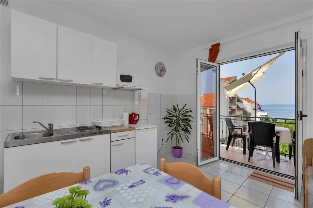 Sea-View Studio Apartment in Makarska for 4