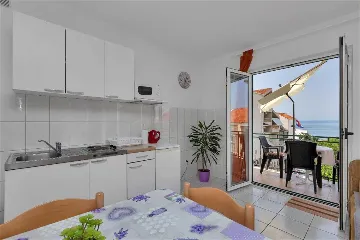 Sea-View Studio Apartment in Makarska for 4