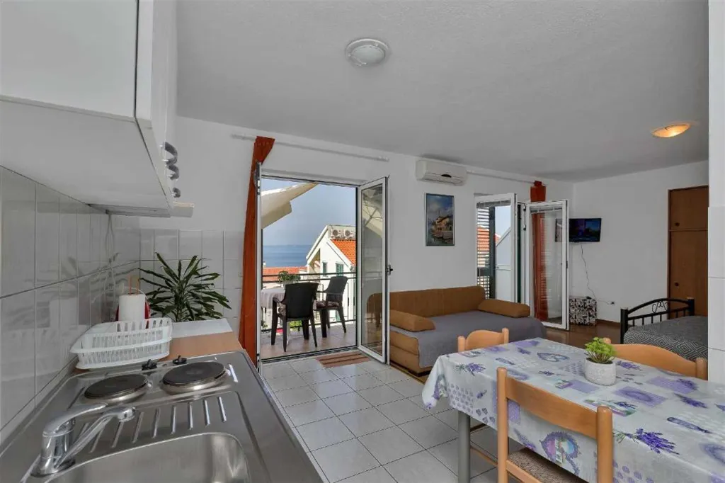 Sea-View Studio Apartment in Makarska for 4