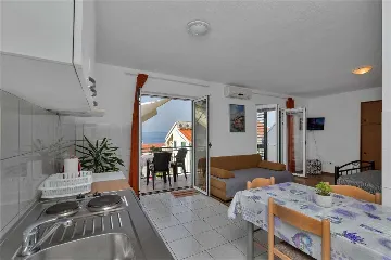 Sea-View Studio Apartment in Makarska for 4