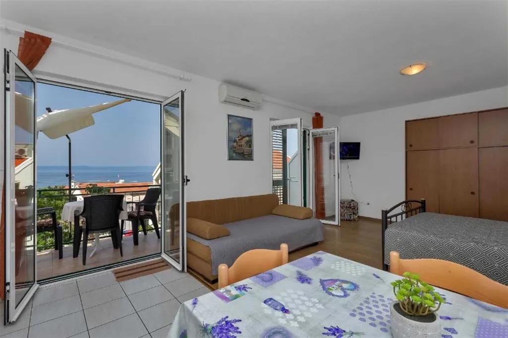 Sea-View Studio Apartment in Makarska for 4