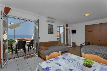 Sea-View Studio Apartment in Makarska for 4