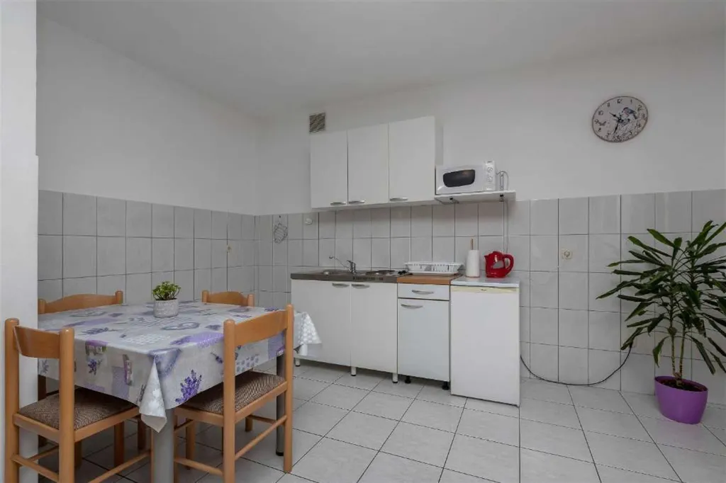 Sea-View Studio Apartment in Makarska for 4