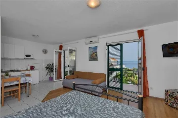 Sea-View Studio Apartment in Makarska for 4