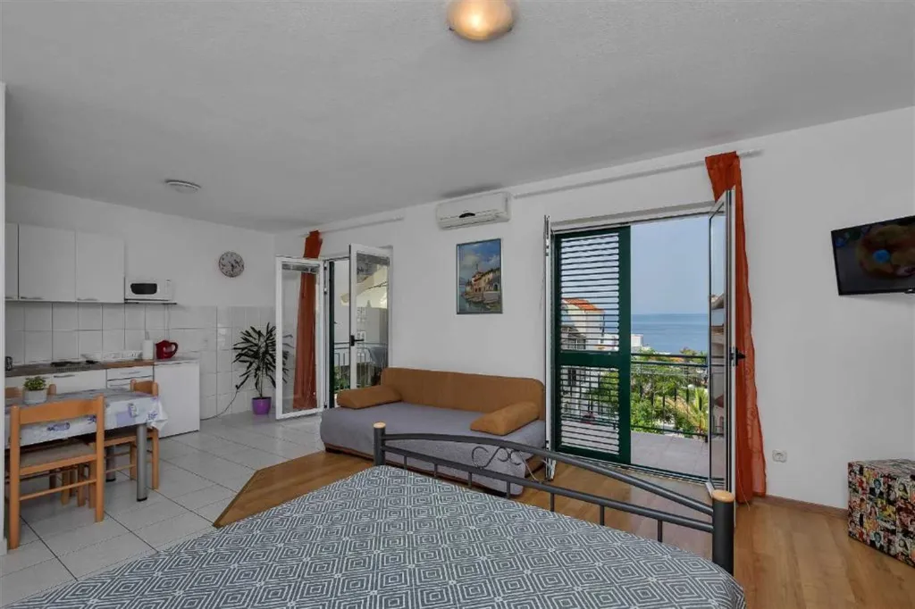Sea-View Studio Apartment in Makarska for 4
