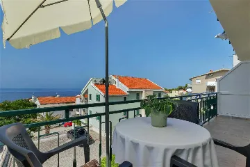 Sea-View Studio Apartment in Makarska for 4