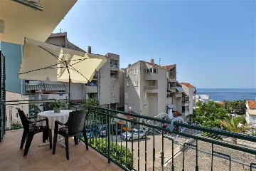 Sea-View Studio Apartment in Makarska for 4