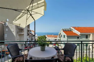 Sea-View Studio Apartment in Makarska for 4