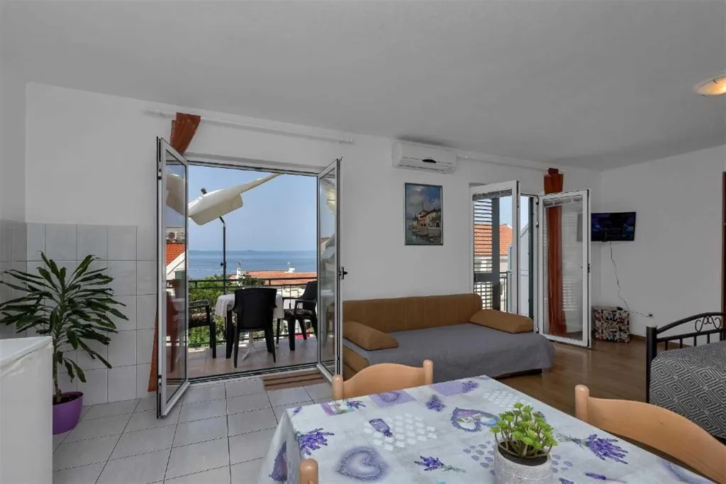 Sea-View Studio Apartment in Makarska for 4