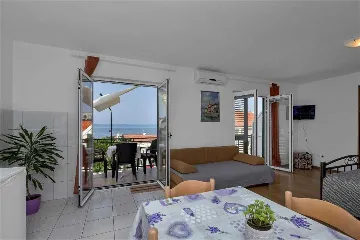 Sea-View Studio Apartment in Makarska for 4