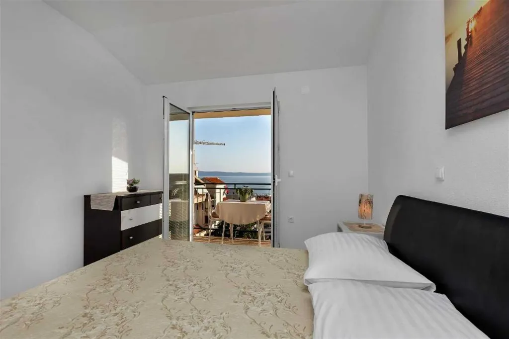 Makarska Apartment with Balcony & Sea View for 4