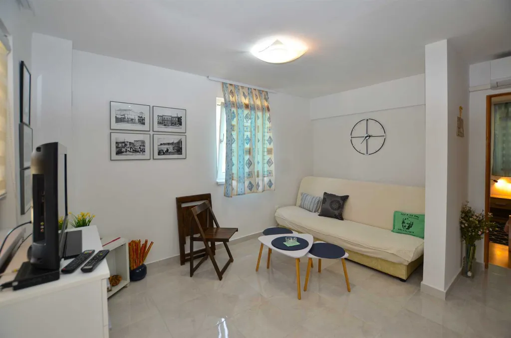 2-Bedroom Holiday House in Rovinj (Up to 5)