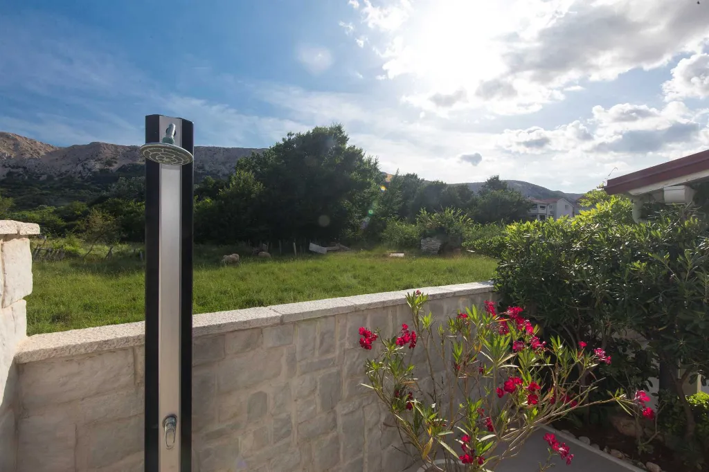 Baška 2-Bedroom Apartment with Terrace & Barbecue