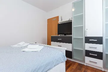 Baška 2-Bedroom Apartment with Terrace & Barbecue