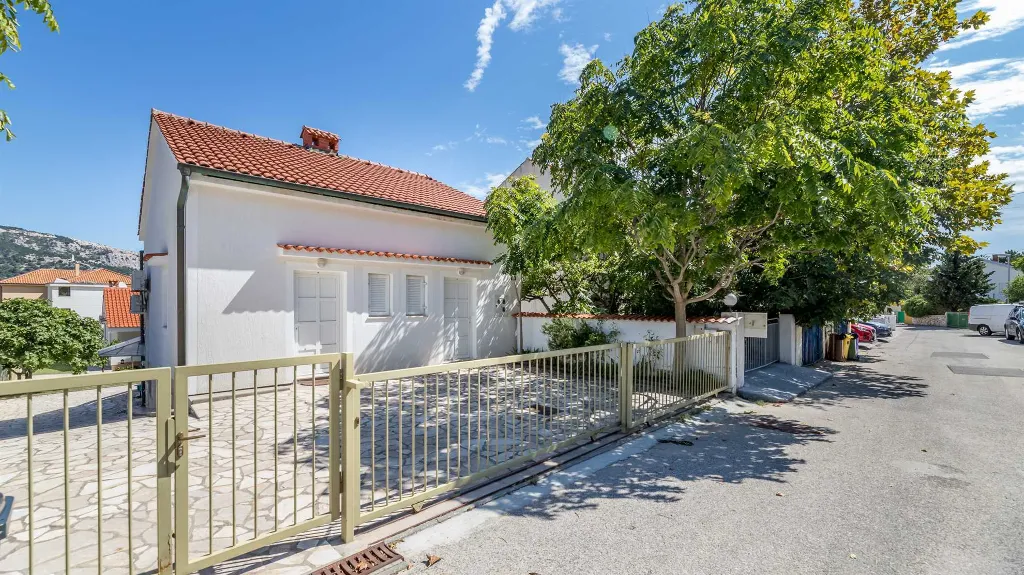Two-Floor Apartment with Balcony & Terrace in Baška