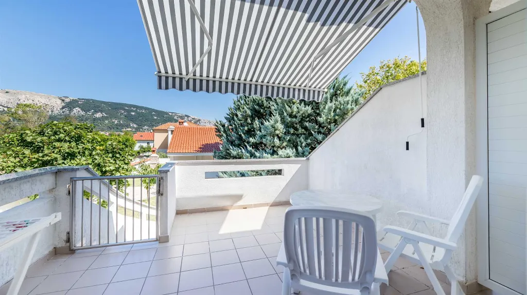 Two-Floor Apartment with Balcony & Terrace in Baška
