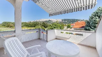 Two-Floor Apartment with Balcony & Terrace in Baška