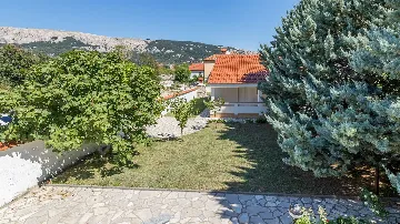Two-Floor Apartment with Balcony & Terrace in Baška