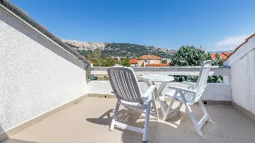 Two-Floor Apartment with Balcony & Terrace in Baška