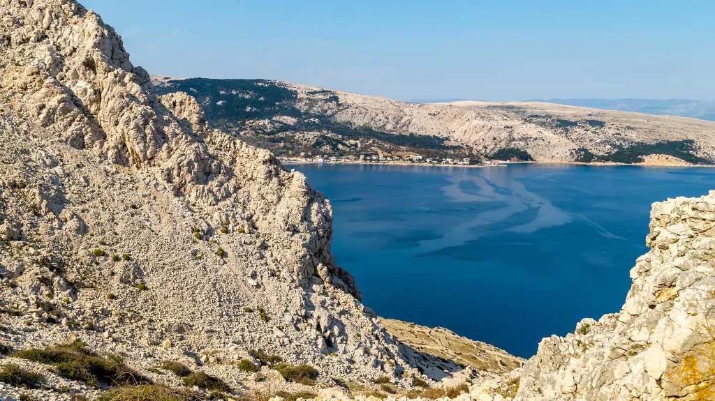 Two-Floor Apartment with Balcony & Terrace in Baška