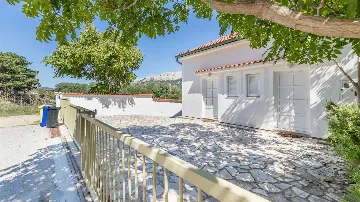 Baška Apartment for Up to 4 Guests with Balcony