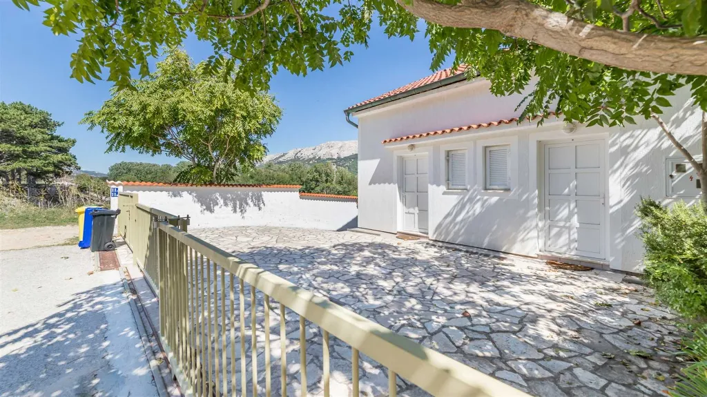 Baška Apartment for Up to 4 Guests with Balcony