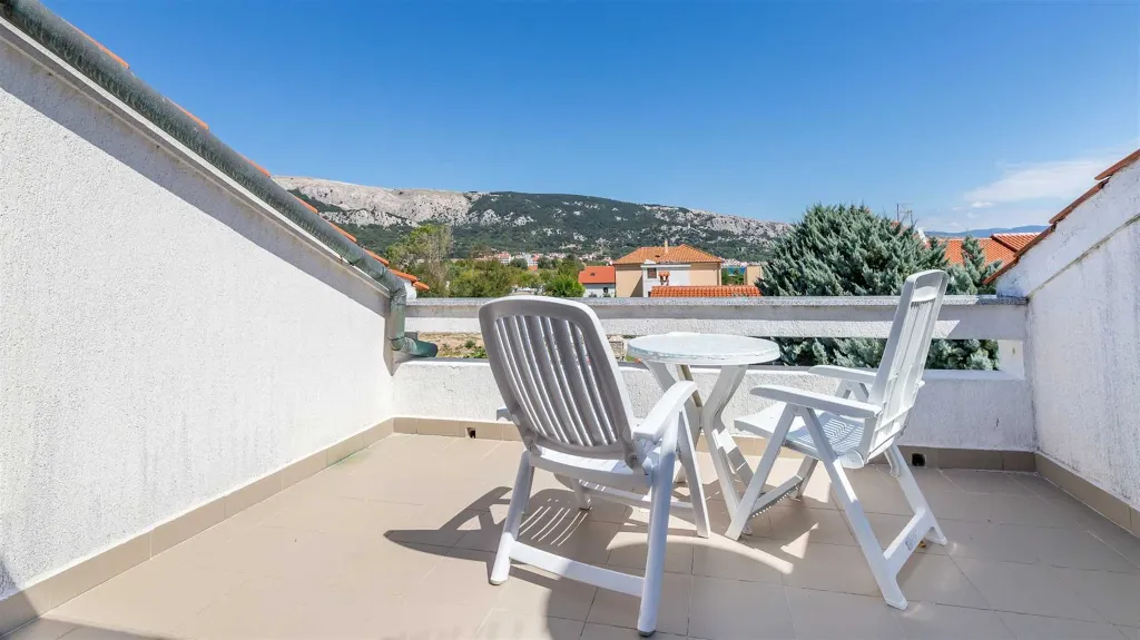 Baška Apartment for Up to 4 Guests with Balcony