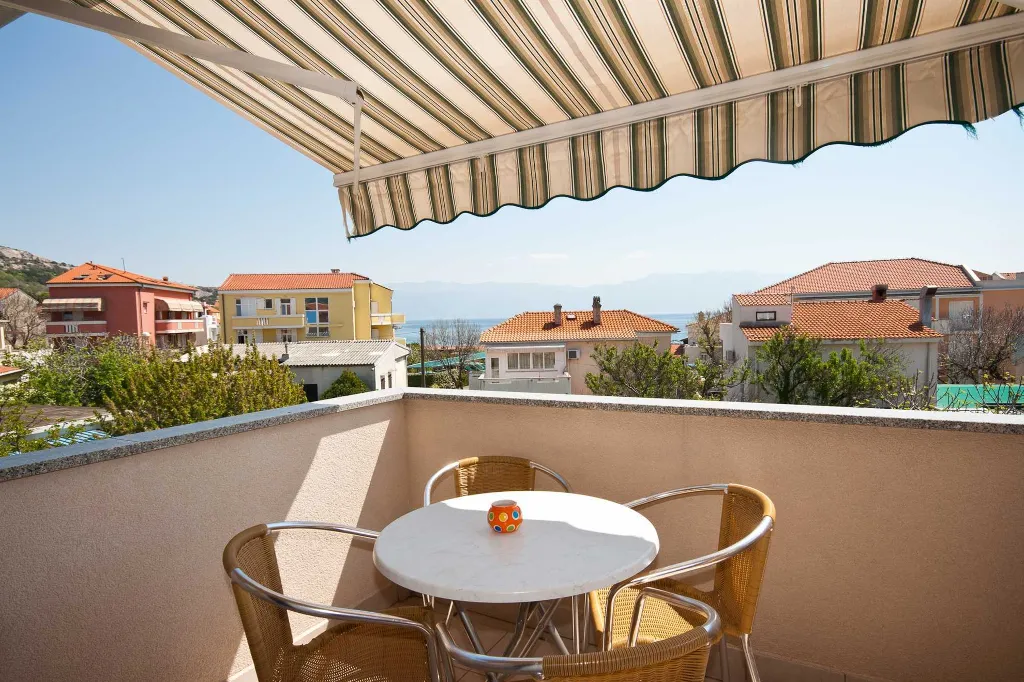 Apartment with Terrace and Sea View in Baška