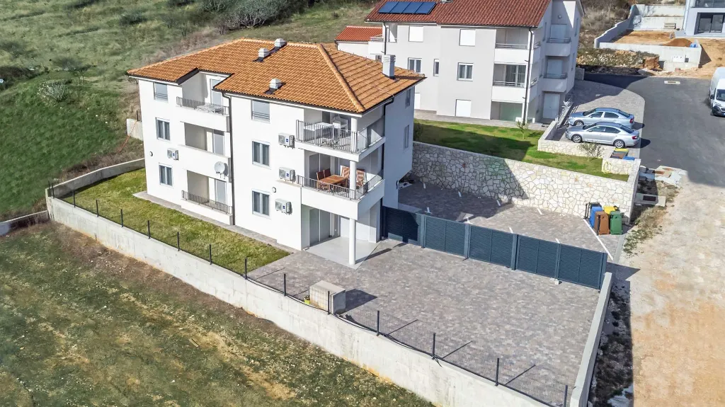 Apartment with Mountain and Sea Views in Baška