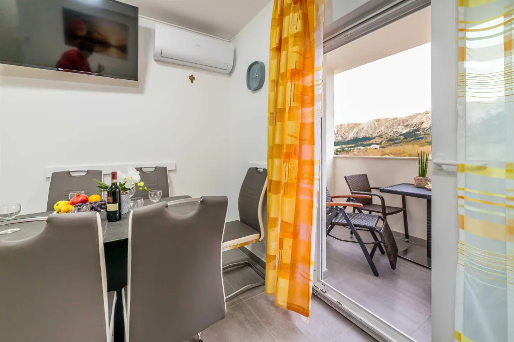 Apartment with Mountain and Sea Views in Baška