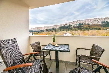 Apartment with Mountain and Sea Views in Baška