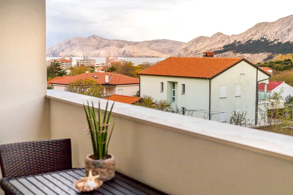 Apartment with Mountain and Sea Views in Baška