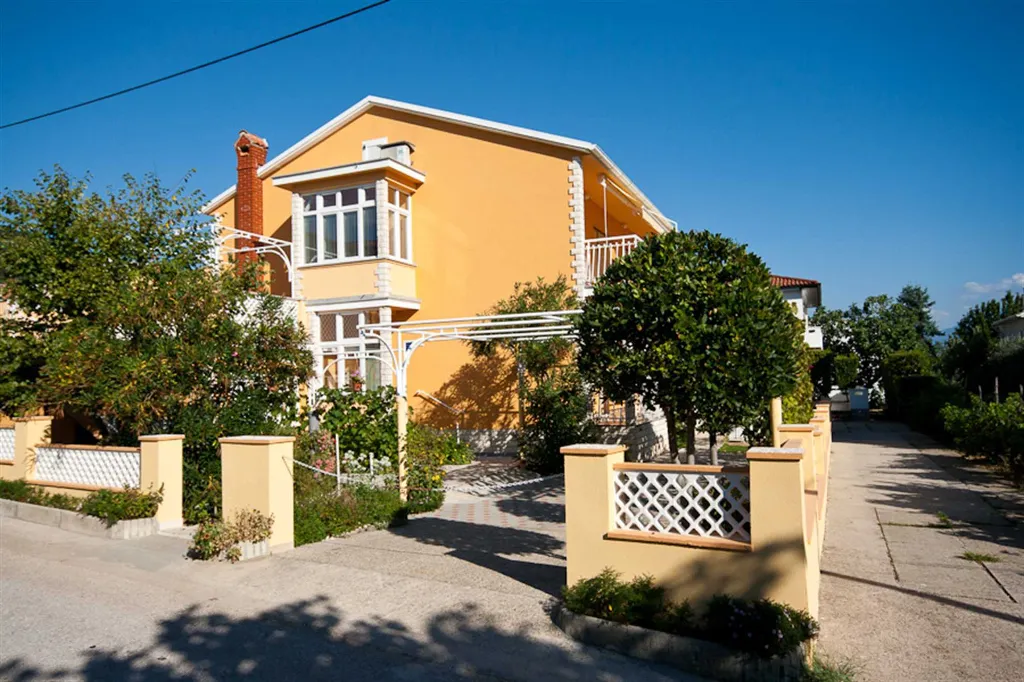 Baška Studio Apartment with Terrace and BBQ