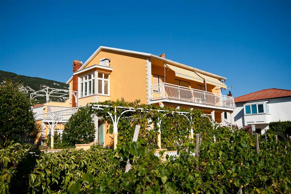 Baška Studio Apartment with Terrace and BBQ