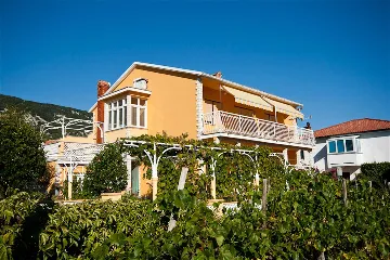 Baška Studio Apartment with Terrace and BBQ