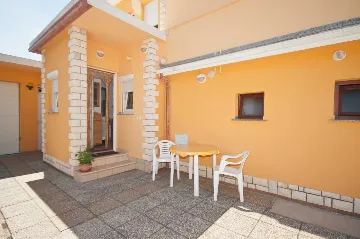 Baška Studio Apartment with Terrace and BBQ