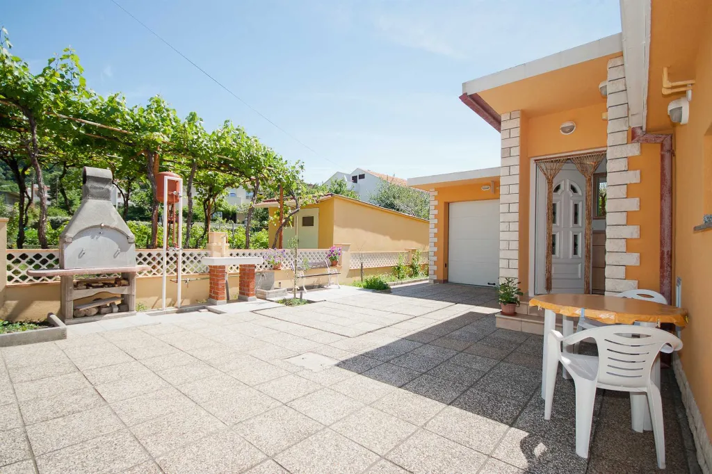 Baška Studio Apartment with Terrace and BBQ