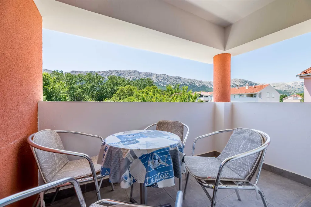 Baška Apartment for Up to 6 Guests with Balcony