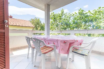 2-Bedroom Apartment for up to 5 in Baška