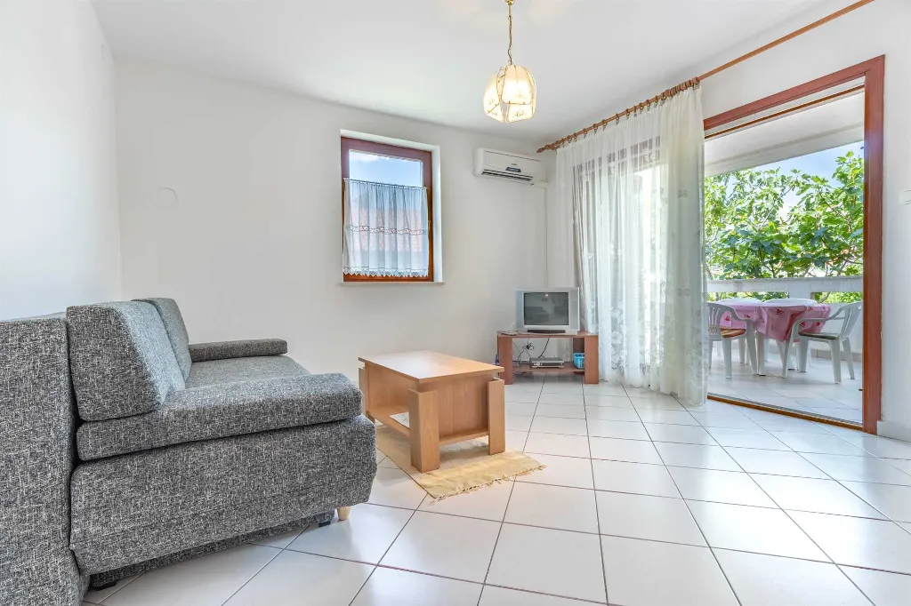 2-Bedroom Apartment for up to 5 in Baška