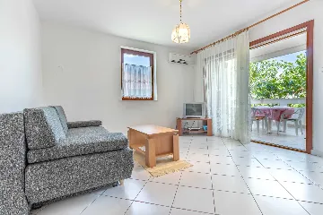 2-Bedroom Apartment for up to 5 in Baška
